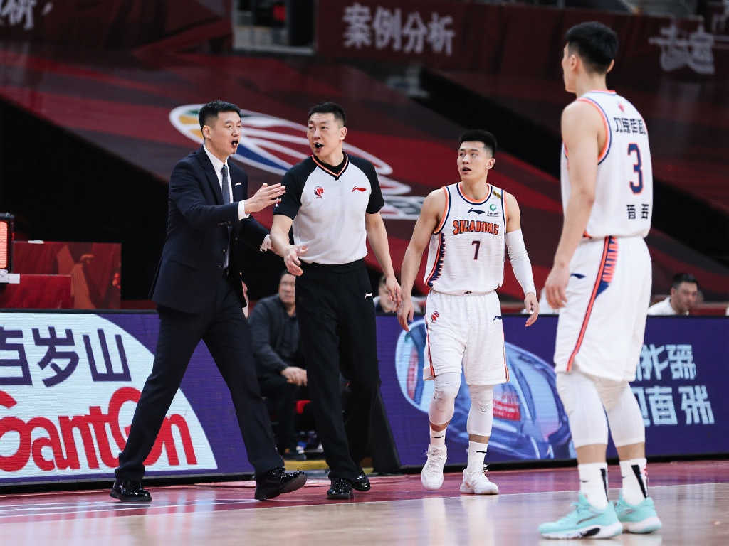 CBA：赵睿因冲撞裁判被重罚禁赛5场及10万元，刘炜罚款2万元